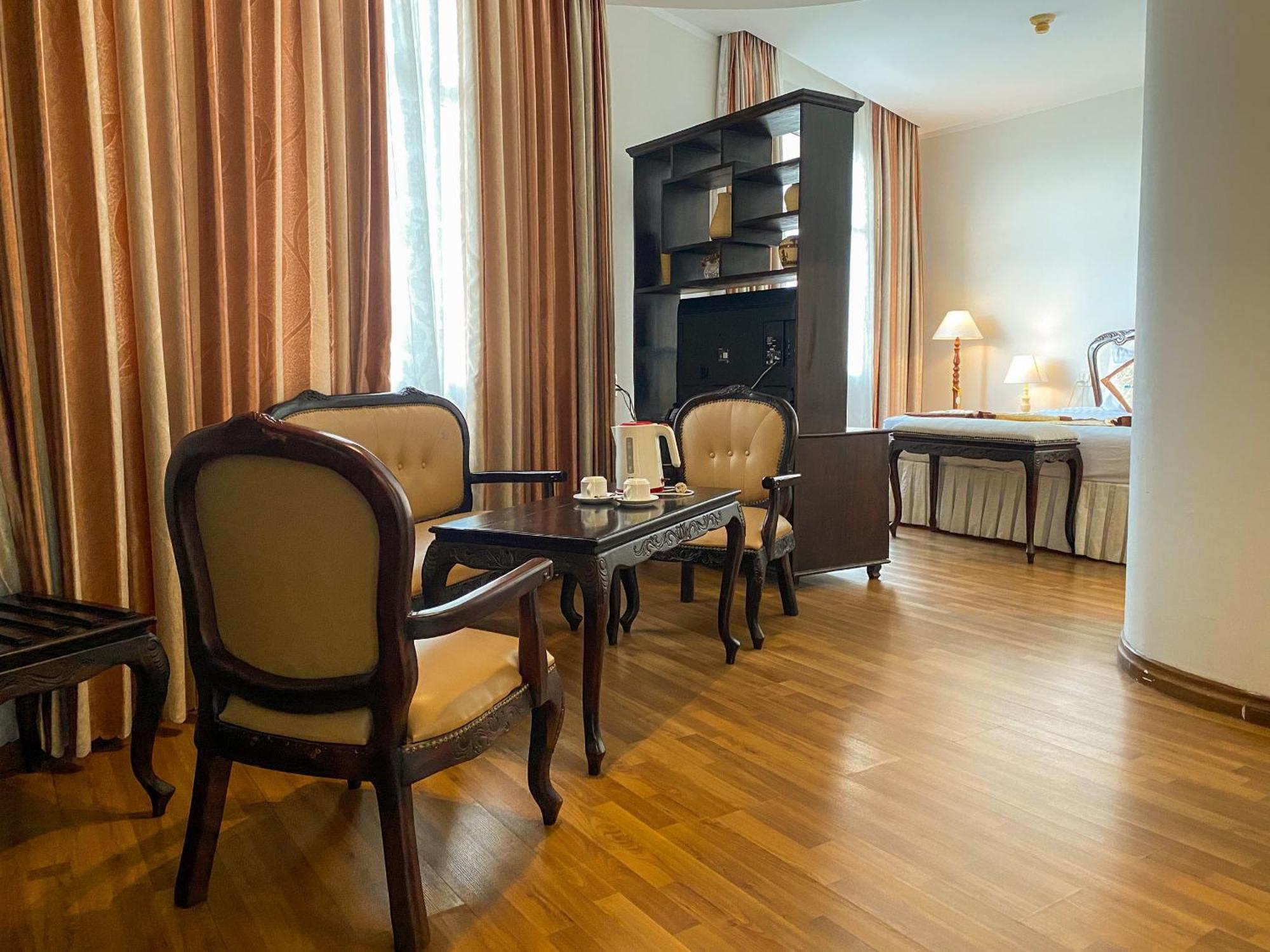 Hoa Binh 1 Hotel Лонгсюен Экстерьер фото